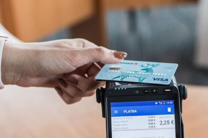 cast podnikatelov sa na bezhotovostne platby pripravuje na poslednu chvilu