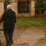 najstarsi seniori by si mohli vyraznejsie polepsit poslanci sns navrhaju zvysenie dochodkov