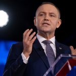 prezidentske volby v polsku by opat vyhral nawrocki na jeho paty tlaci sikorski ukazal prieskum