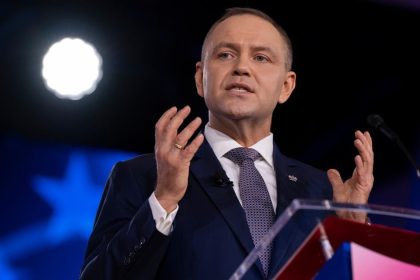 prezidentske volby v polsku by opat vyhral nawrocki na jeho paty tlaci sikorski ukazal prieskum