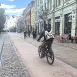 Cyklistka isla po chodniku pre pesich cyklista do nej narazil a zranil ju Musi jej zaplatit
