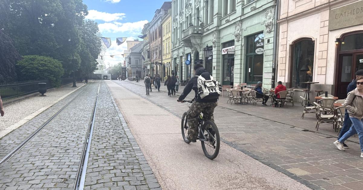 Cyklistka isla po chodniku pre pesich cyklista do nej narazil a zranil ju Musi jej zaplatit