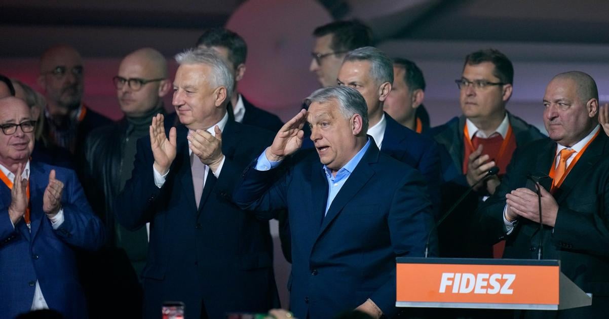 Orbnov mocensky aparat sa zacal rucat zvnutra