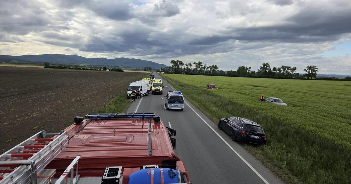 Pri Secovciach sa stala hromadna nehoda na mieste su viaceri zraneni cesta je uzavreta