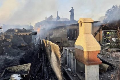 V obci sa rozputalo peklo Horeli domy aut a garaz