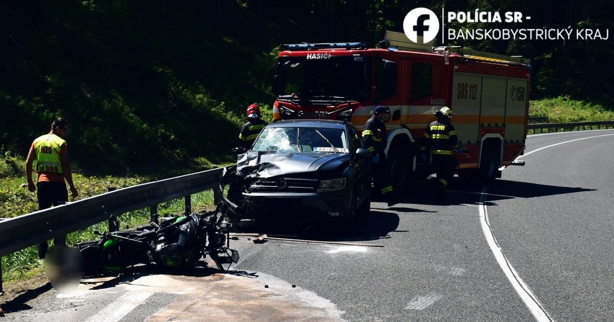 Zrazka auta s motorkou sa skoncila vaznymi zraneniami Na mieste zasahoval aj vrtulnik