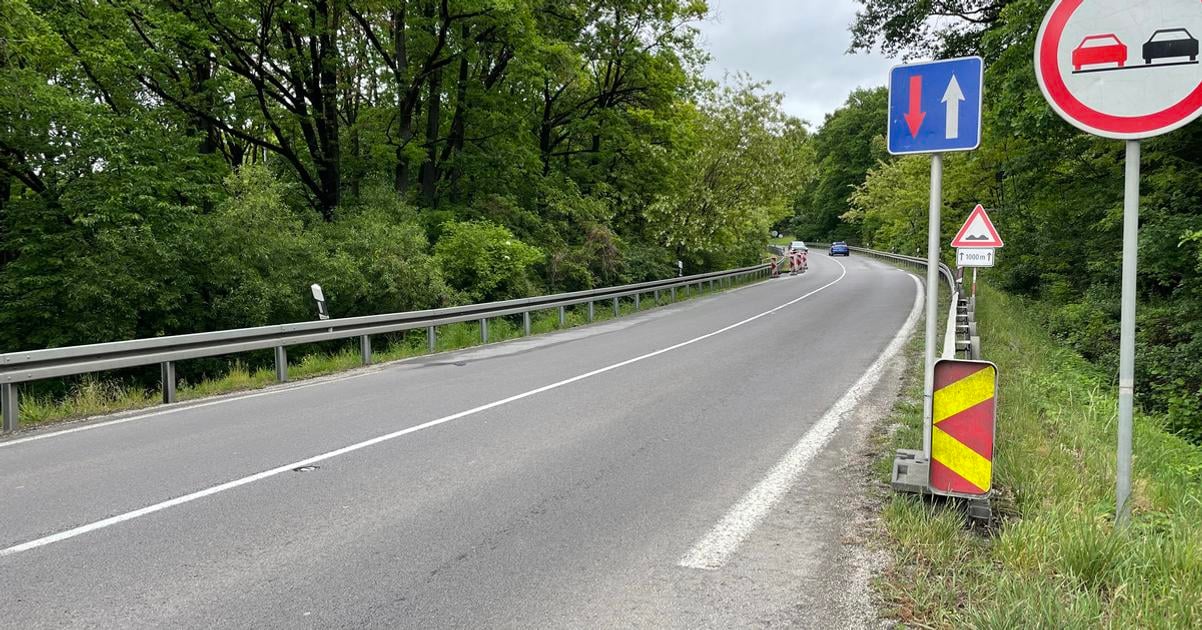 zosuv na ceste pri novakoch opravia pripravuju rekonstrukciu prace si vyzadali obmedzenia dopravy