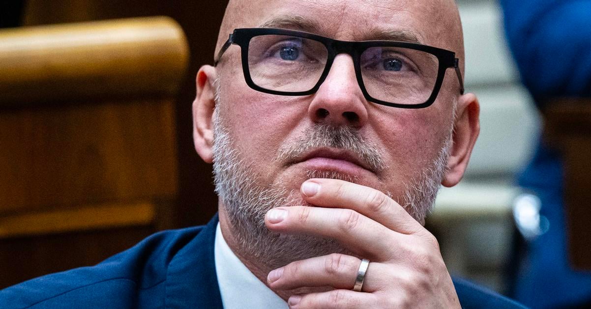 Co odznelo v diskusiach Grohling vyzval prezidenta aby nevymenoval Radacovskeho ani Kmeca na velvyslanske posty