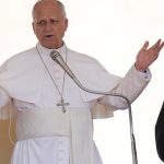 Nasilie nebude mat posledne slovo Papez ukoncil zasadnutie kardinalov vyzvou na mier