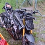 Nehoda motorkara v Belej Po naraze do zvodidiel skoncil v rukach zachranarov