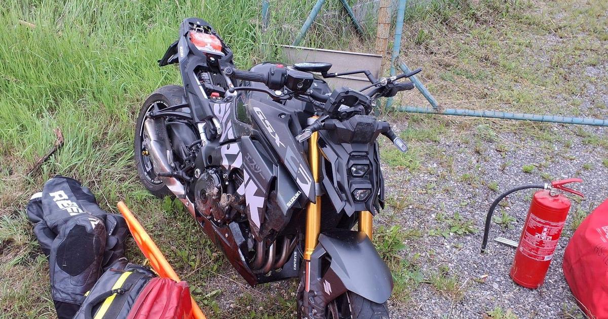 Nehoda motorkara v Belej Po naraze do zvodidiel skoncil v rukach zachranarov