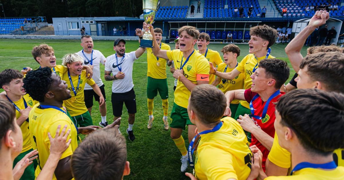 Vitazna rozlucka s trenrom Futbalisti Ziliny oslavuju triumf v Ceskoslovenskom pohari