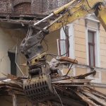 Vyrubili prvu pokutu za zburanie mestianskeho domu v Trencine Je na hornej hranici
