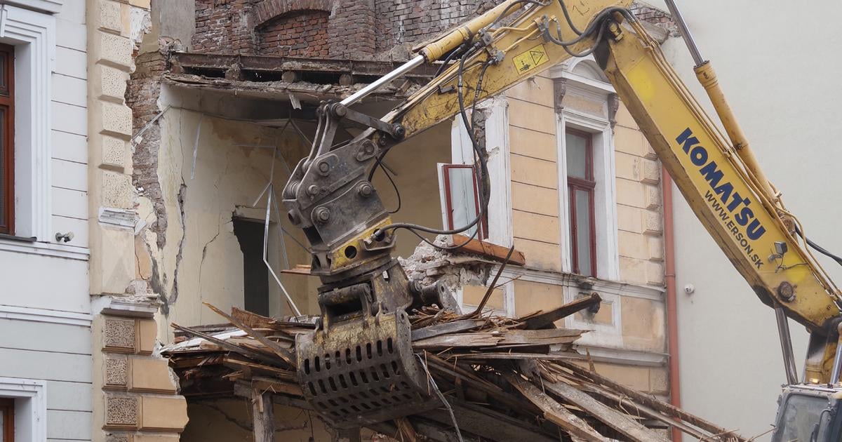 Vyrubili prvu pokutu za zburanie mestianskeho domu v Trencine Je na hornej hranici