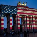 Berln si pripomenul vyroie nezvislosti USA v farbch americkej vlajky