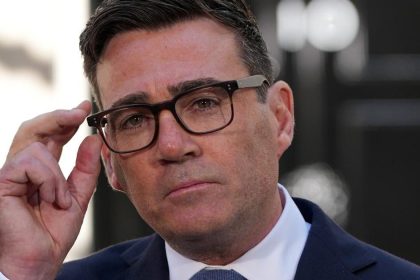 Britski labouristi po vstupe Burnhama dobehi v prieskumoch stranu Reform UK