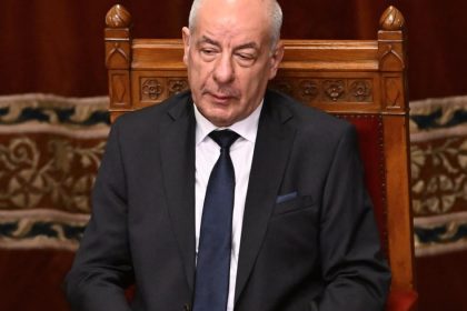 Madarsky prezident podpisuje novelu ustavy ktora ukonci aj jeho mandat