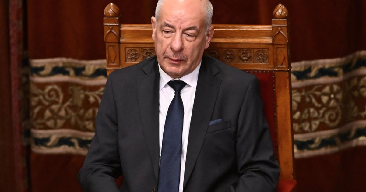Madarsky prezident podpisuje novelu ustavy ktora ukonci aj jeho mandat