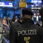 Muz ozbrojeny nozom zadrzoval zenu v berlinskej supermarkete