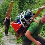 Na vlastnych chrbtoch vynasaju do hor tazke kusy dreva aby turisti citili bezpecne