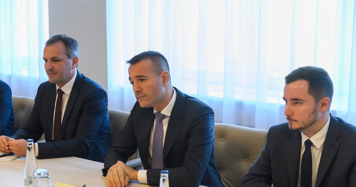 PS vyzyva Druckera aby sa vyrovnal s konfliktom zaujmov v ktorom je tajomnik Zsembera