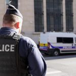 Policia zadrzala v Parizi muza ktory nozom napadol tri zeny
