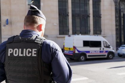 Policia zadrzala v Parizi muza ktory nozom napadol tri zeny