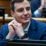 Poslanec David Dej mal nehodu s motocyklistom v Bratislave