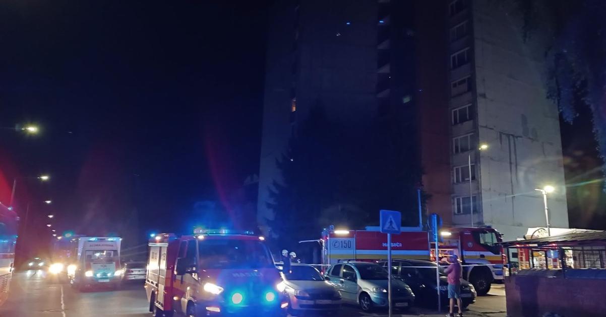 Poziar v bytovke vyhnal obyvatelov na ulicu male dieta skoncilo v nemocnici