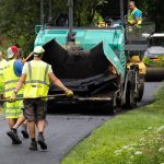 Stredoslovaci sa spoliehaju na genialny napad Rozbitu cestu opravuju asfaltom z cigaretovych ohorkov