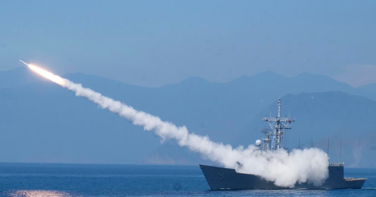 Taiwanska pobrena straz monitoruje inske lode pri pobrezi ostrova