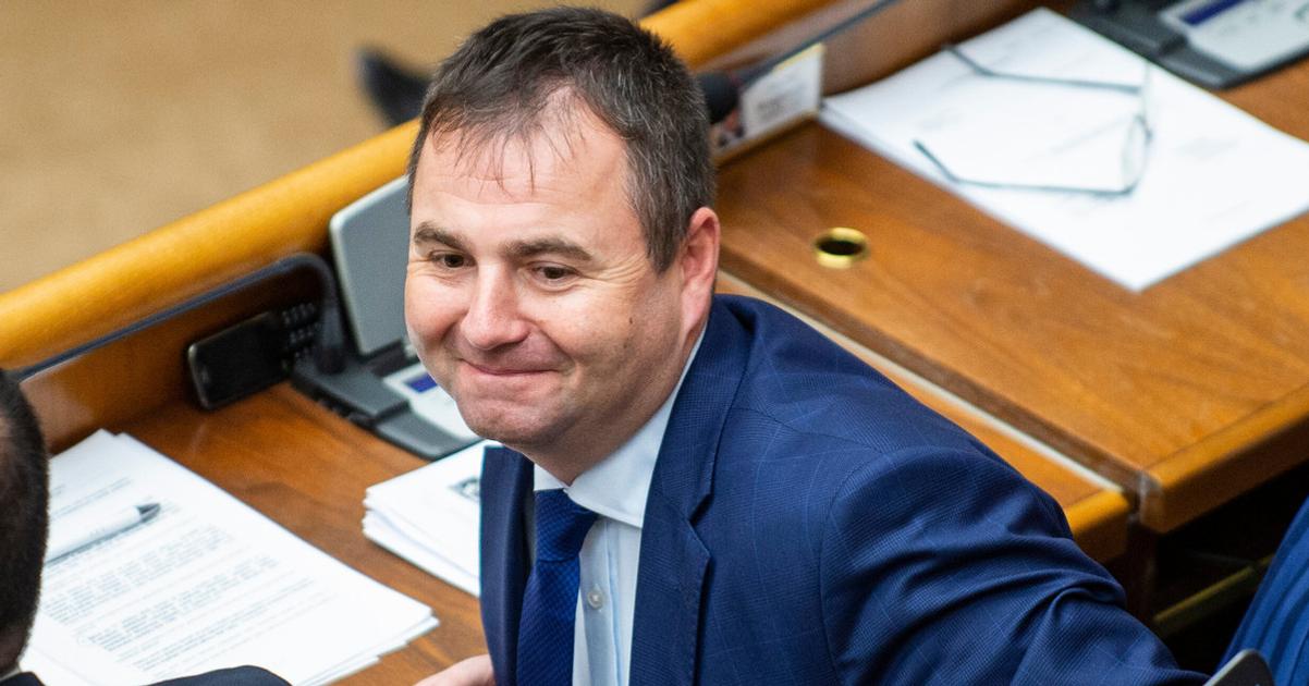V meste Smeru bojuju byvali a sucasni stranici proti sebe Medzitim sa v Zlatych Moravciach deju zvlastne veci