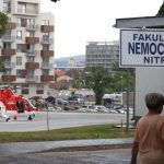 Zachranari uz roky pristavaju v provizoriu statnej nemocnici chyba heliport Pomoc ma kraj