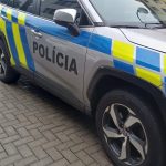 agresivny muz skomplikoval zasah zachranarov kladivom ohrozoval partnerku aj policiu
