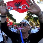 ziadaju koniec premiera albanci protestovali v uliciach tirany 35 den po sebe
