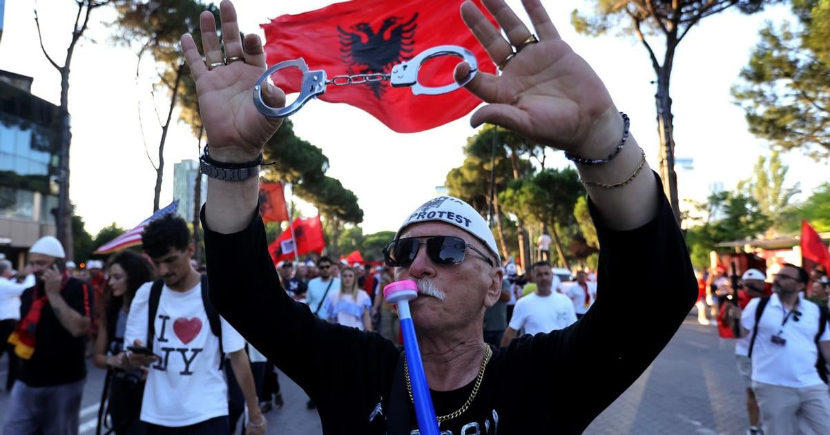 ziadaju koniec premiera albanci protestovali v uliciach tirany 35 den po sebe