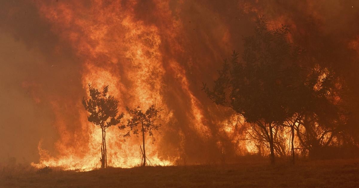 Desattisic e ludi evakuovali pre lesny poziar v Nevade