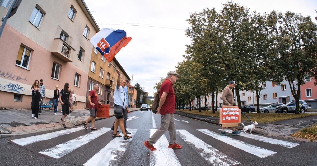 Martincania zablokovali Cervenu armadu Uctili si aj mlade dievca ktore preslo vojenskou cisternou