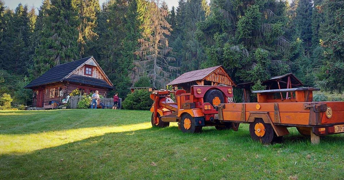 Postavil rozpravkovu pernikovou chalupku Rezbar z Oravy povodne uvazoval o maringotke