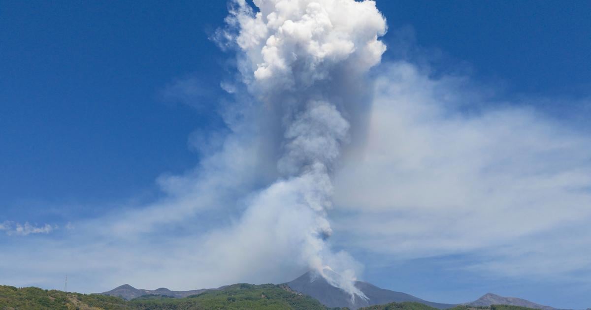 Sopka Etna uzavrela letisko v Catania