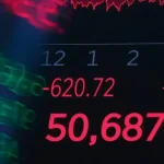 Dow Jones stráca vyše 500 bodov, akcie v USA oslabujú