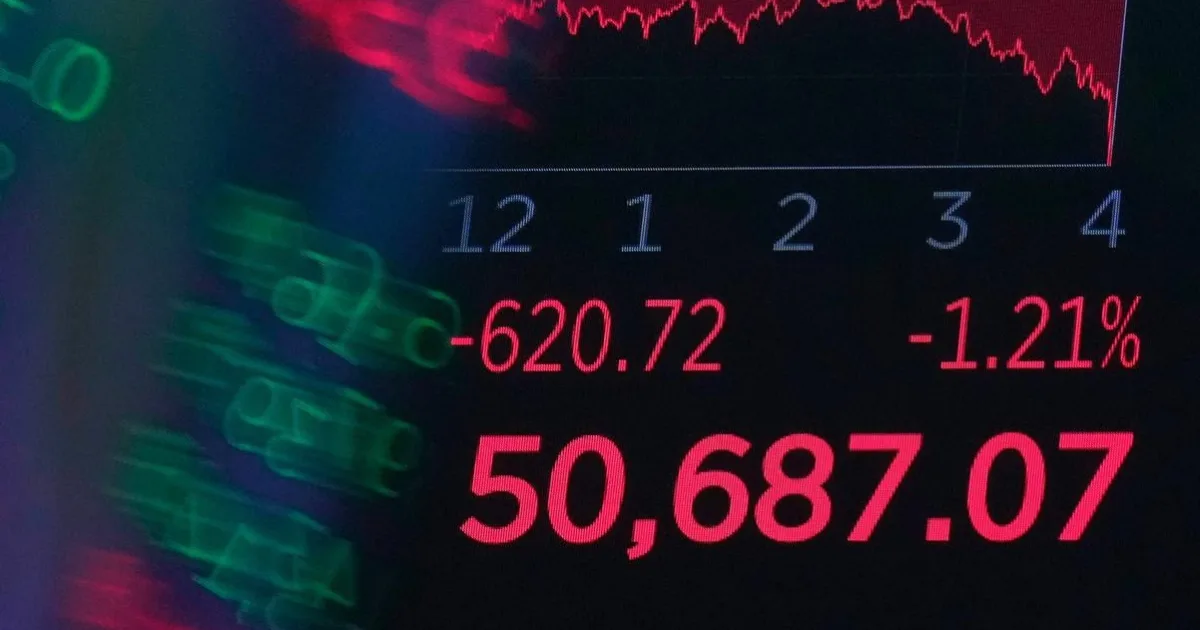 Dow Jones stráca vyše 500 bodov, akcie v USA oslabujú