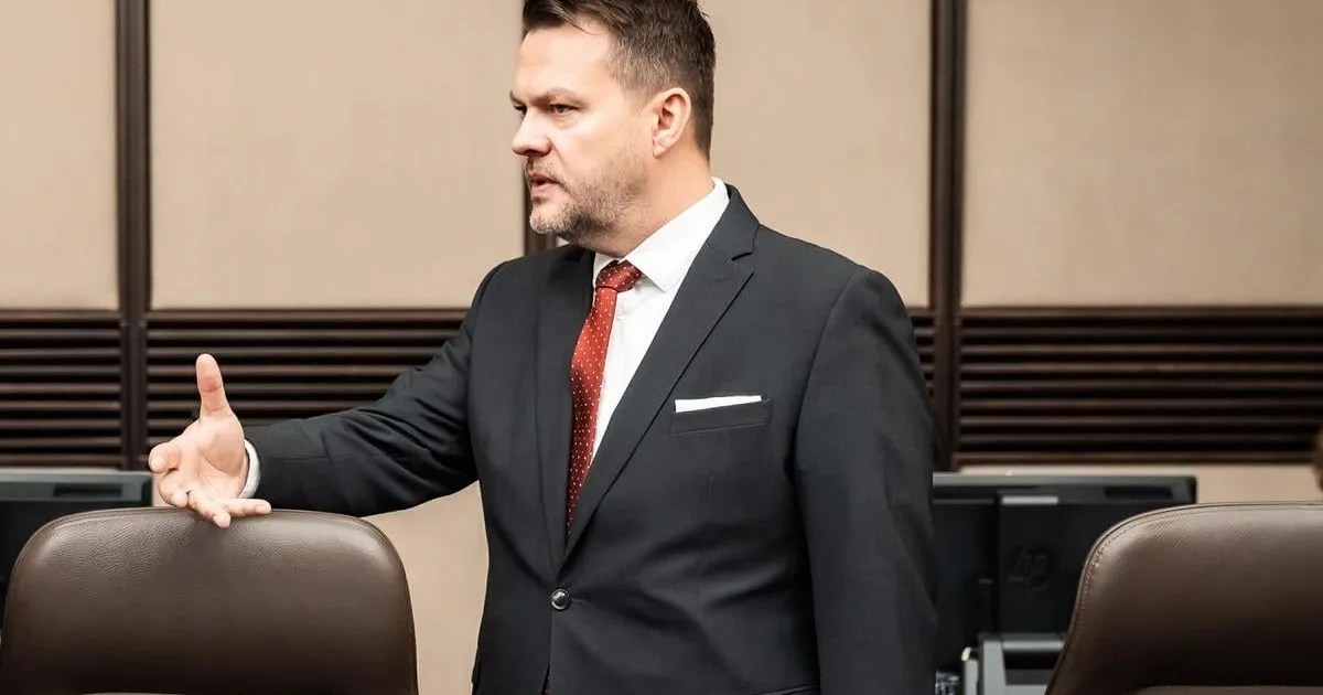 Ficova vláda zvažuje zrušenie dvoch ministerstiev a zisk miliónov