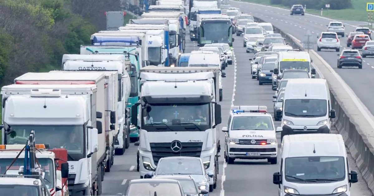 Hromadná nehoda na diaľnici pri Senci, vzniká kolóna