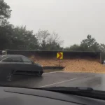 Kamión s drevnou štiepkou havaroval na R2 pri Zvolene, cesta je uzavretá