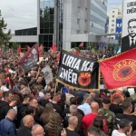 Kosovo čaká verdikt v procese s Thacim, v Prištine protestovali tisíce ľudí