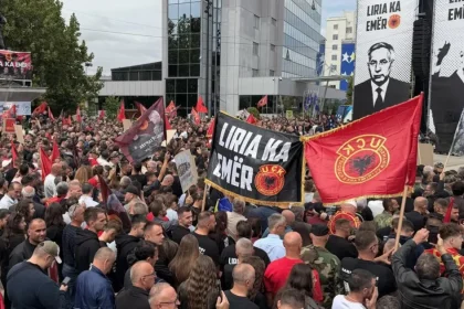 Kosovo čaká verdikt v procese s Thacim, v Prištine protestovali tisíce ľudí
