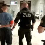 Opitý a zdrogovaný synovec napadol strýka nožom. Mal vražedný výraz, uviedol poškodený