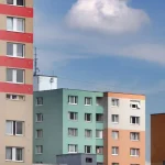 Slováci odchádzajú od rodičov až po tridsiatke.