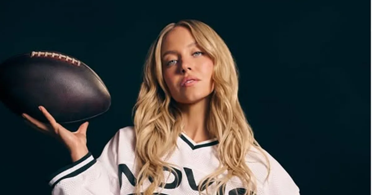 Sydney Sweeney čelí kritike za lacnú reklamu s nahou na koši